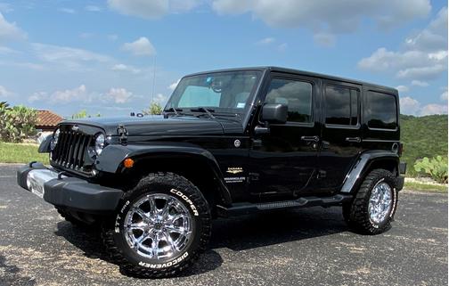 Photo 2 of 10 of 2014 Jeep Wrangler Unlimited Sahara